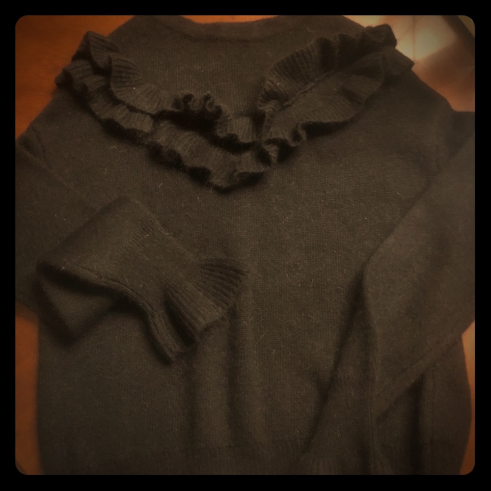 Ruffle fuzzy sweater. Endless rose. M